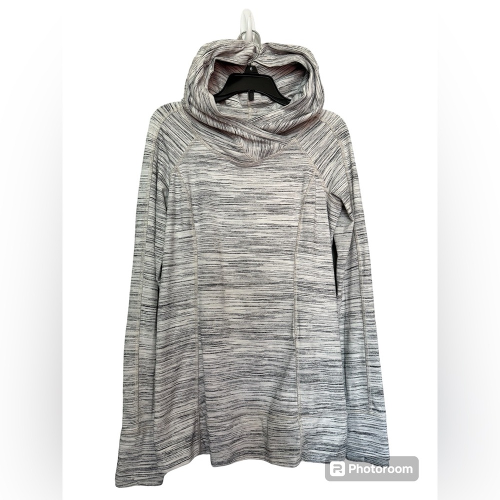 Lululemon‎ long sleeved hooded top size 4